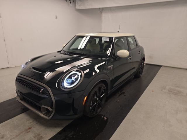 2023 MINI Hardtop 4 Door Iconic