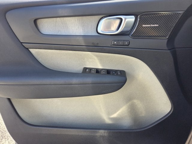 2024 Volvo XC40 Ultimate Bright Theme