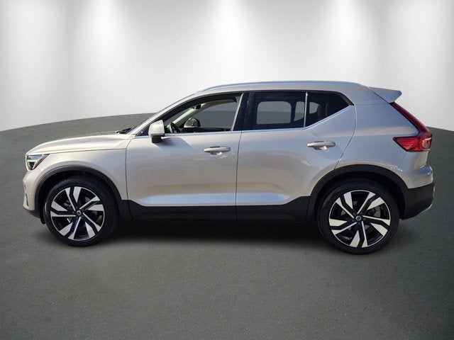 2024 Volvo XC40 Ultimate Bright Theme