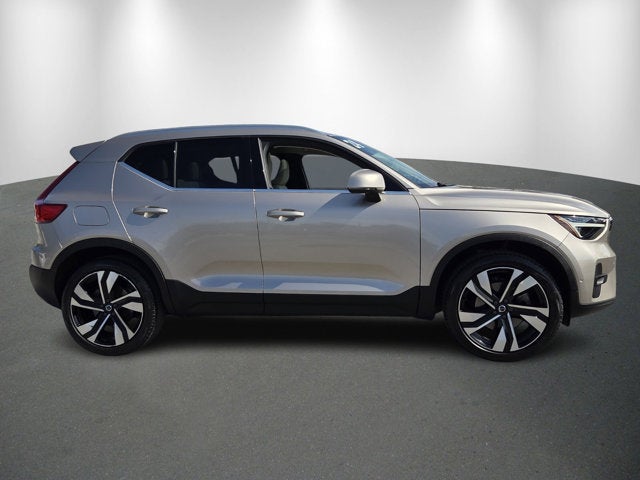 2024 Volvo XC40 Ultimate Bright Theme